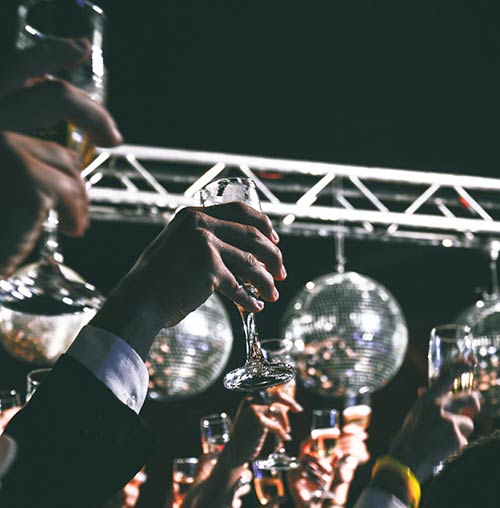 ¿sabías que la elección adecuada de vinos y licores puede elevar tu experiencia festiva a otro nivel?