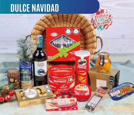 Ancheta navideña Dulce Navidad de $320.000 con vino Gato Negro de 750 ml, Ferrero Rocher, torta Ramo, obleas Alquería y Pringles en canasta de junco