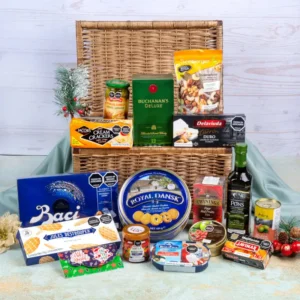 Ancheta premium Baúl Navideño de $850.000 con whisky Buchanan's Deluxe 12 años, bombones Baci, galletas Royal Dansk, turrón Delaviuda y té Twinings en baúl de mimbre